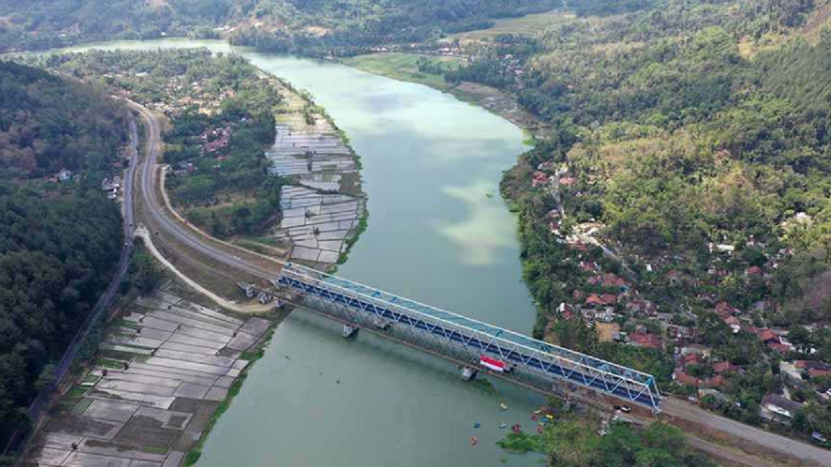 Abadi Jaya: Jembatan Keindahan Cilacap yang Tak Pernah Penuh